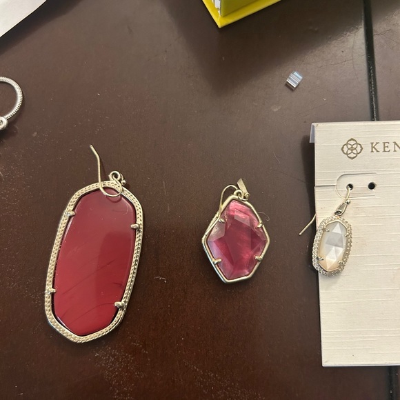 Kendra Scot. Sold individual SINGLE EARRINGS DIFFERENT SIZE - Picture 7 of 9